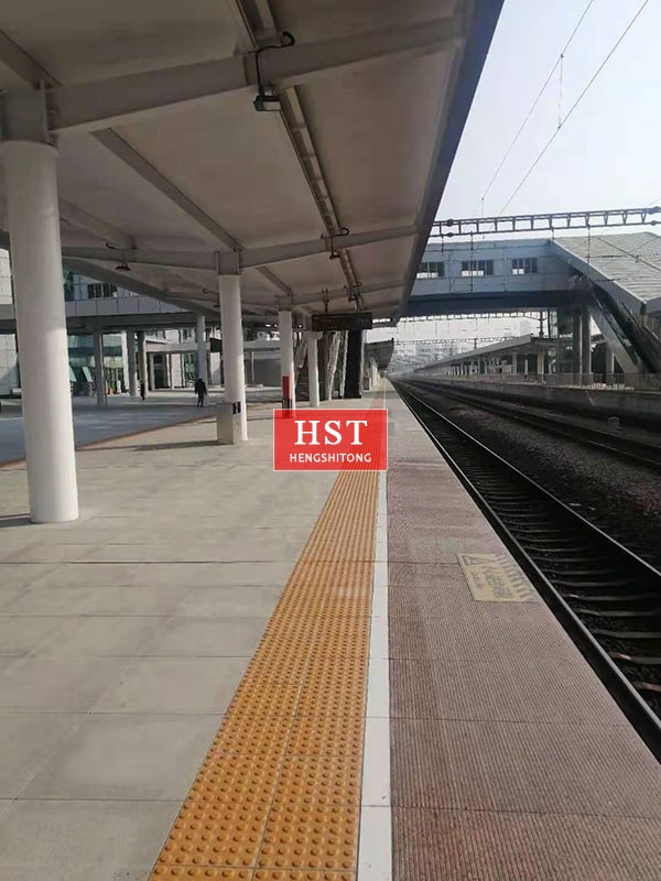广东惠州火车站改造升级高铁站枫叶红站台板