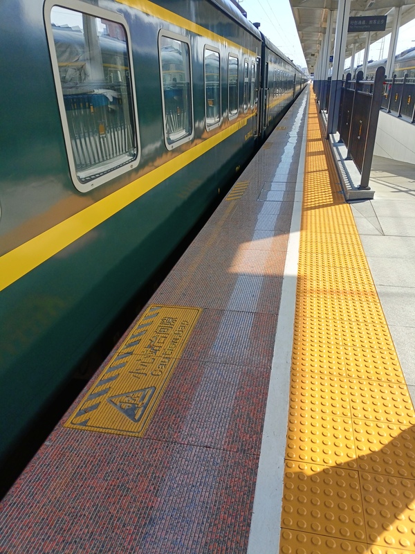 河南洛阳站枫叶红站台板实际案例 (4).jpg