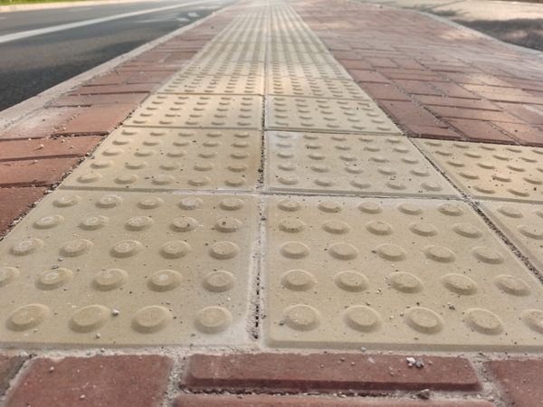 红色透水砖+盲道圆点案例.jpg